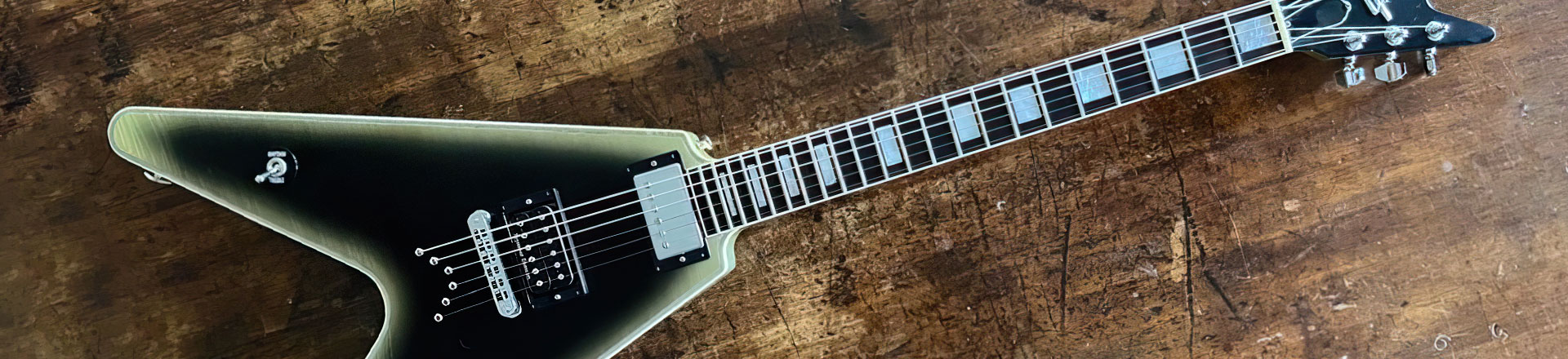 Gibson i Adam Jones pracują nad sygnowaną Flying V
