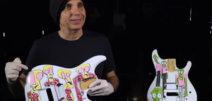 Joe Satriani maluje kolejne gitary [VIDEO]