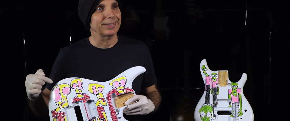 Joe Satriani maluje kolejne gitary [VIDEO]