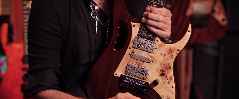 Steve Vai prezentuje przetworniki Dark Matter [VIDEO]