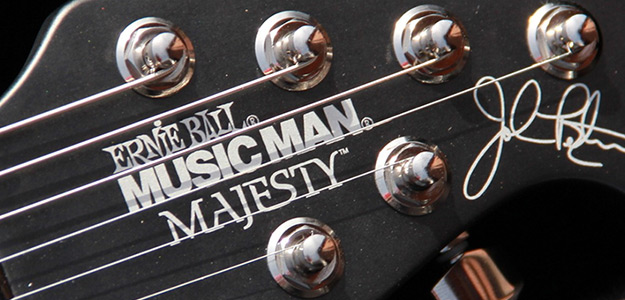 Music Man Majesty John Petrucci Signature pod lupą
