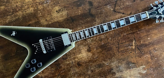 Gibson i Adam Jones pracują nad sygnowaną Flying V